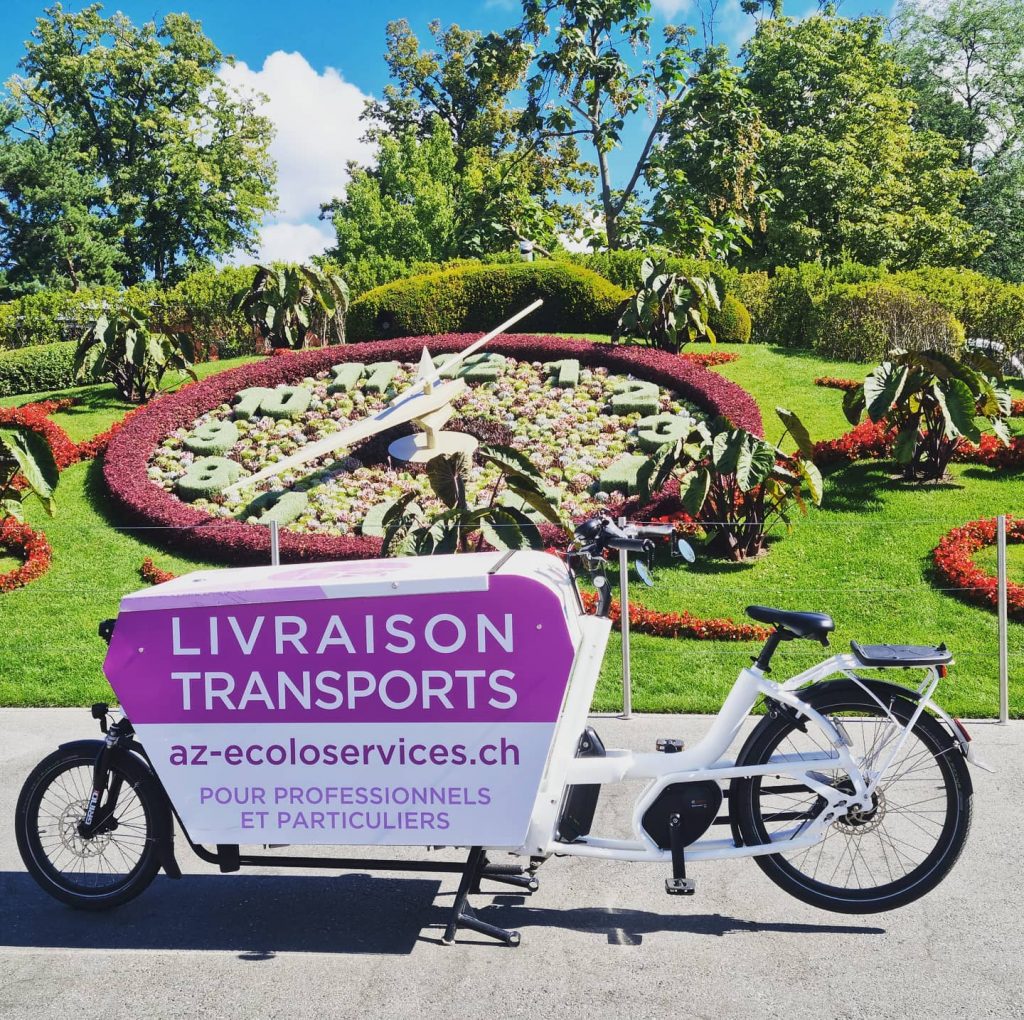 vélocargo posant un parterre de fleur