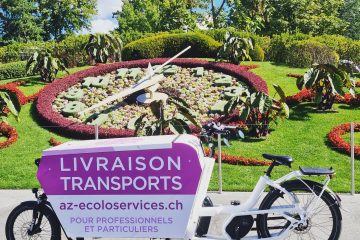 vélocargo posant un parterre de fleur